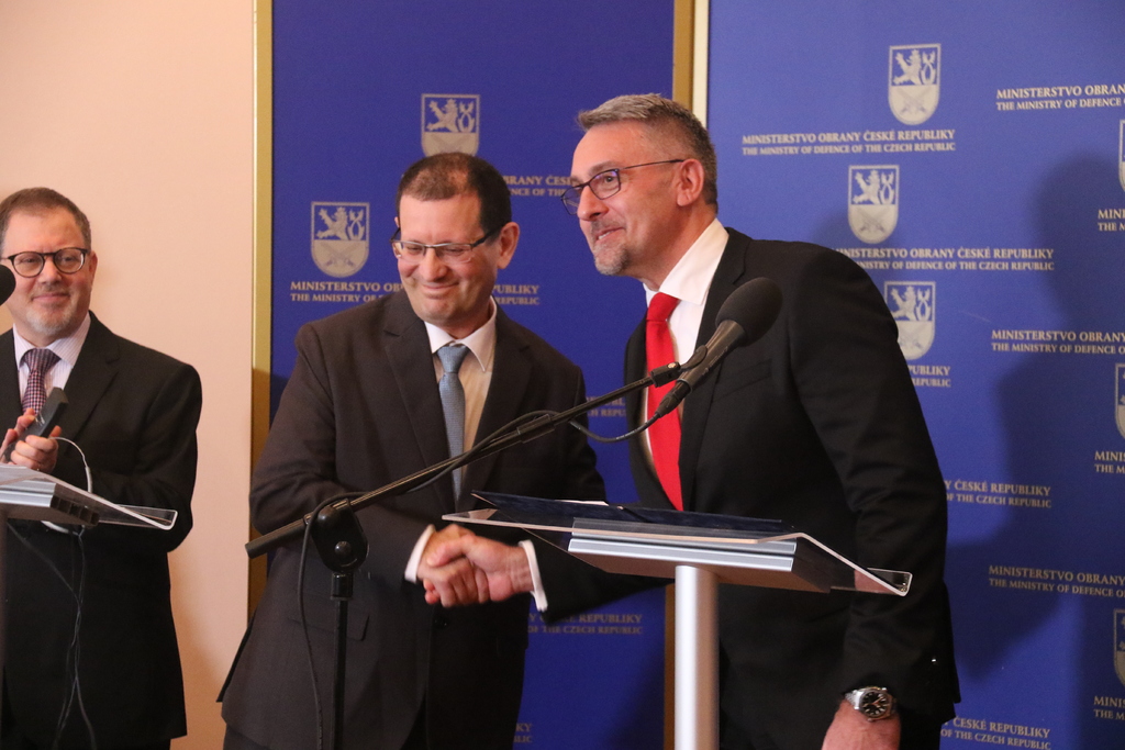 Ministr obrany Lubomír Metnar a ředitel izraelské agentury SIBAT brigádní generál v.v. Yair Kulas 