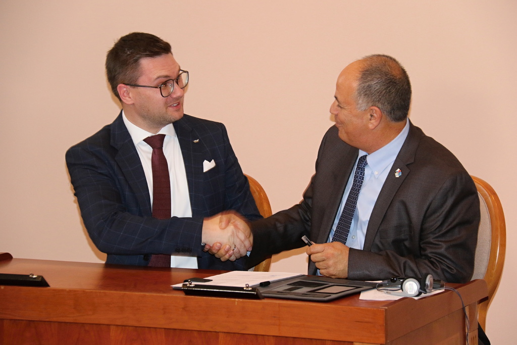 Smlouvu podepsali také ředitel státního podniku Jiří Protiva a ředitel společnosti ELTA Yoav Tourgeman