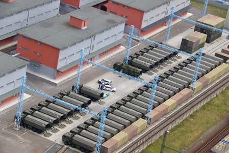 Zakázka navazuje na velkou dodávku vozidel Tatra v letech 2008-2009, kdy bylo dodáno celkem 588 vozů v 8 modifikacích a na lednovou dodávku 26 vozů T-810. 