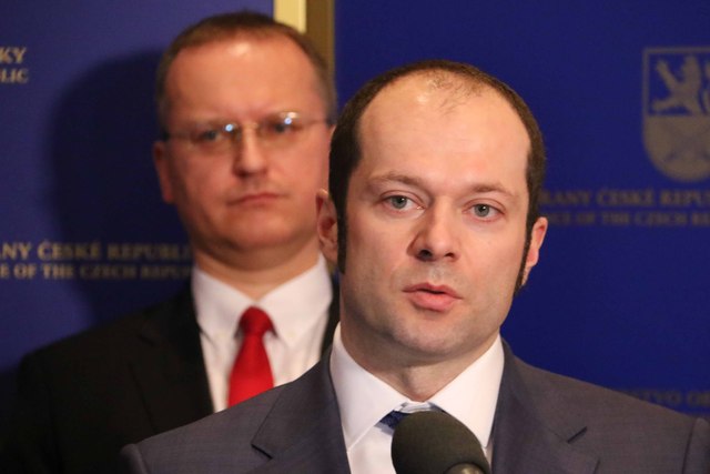 Náměstek Pavel Beran, v pozadí náměstek Daniel Koštoval