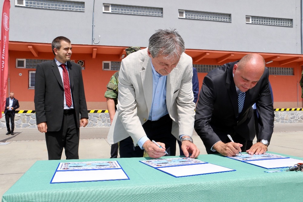 Ministr obrany Martin Stropnický podepisuje převzetí vozů