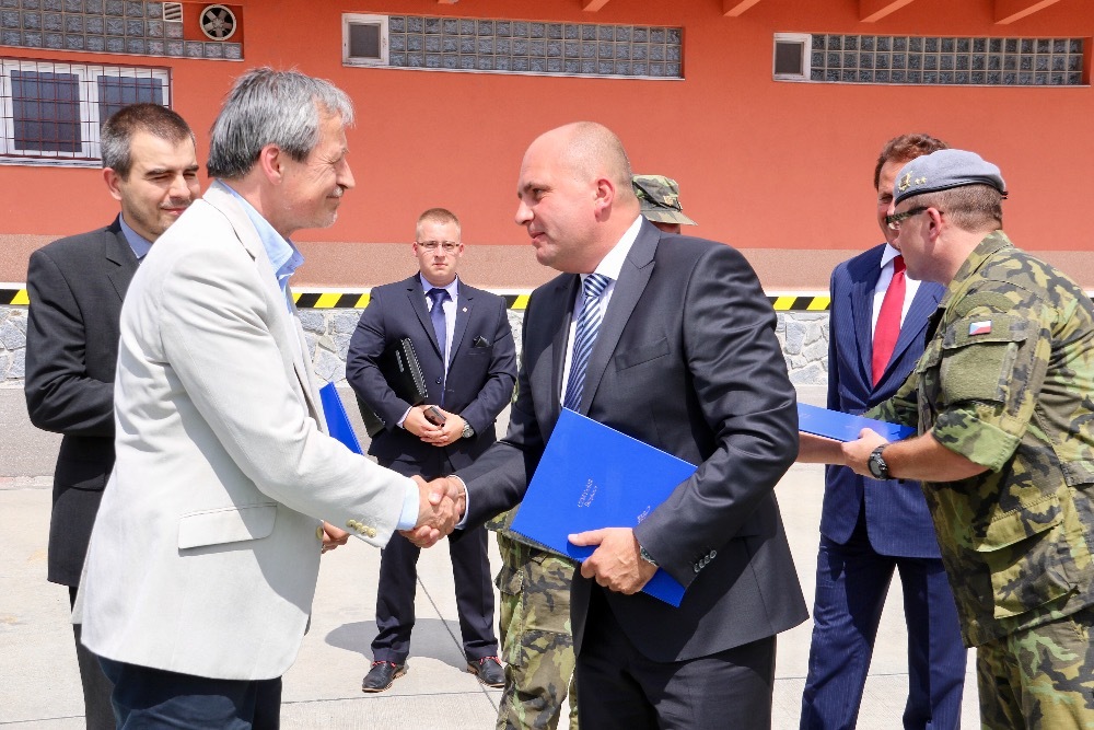 Ministr obrany Martin Stropnický převzal klíče od nových vozidel z rukou zástupců společnosti Tatra