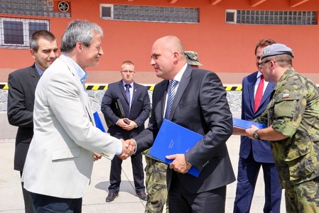 Ministr obrany Martin Stropnický převzal klíče od nových vozidel z rukou zástupců společnosti Tatra