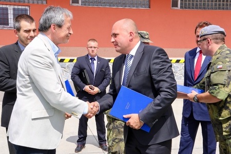 Ministr obrany Martin Stropnický převzal 41 nových vozů Tatra-815 