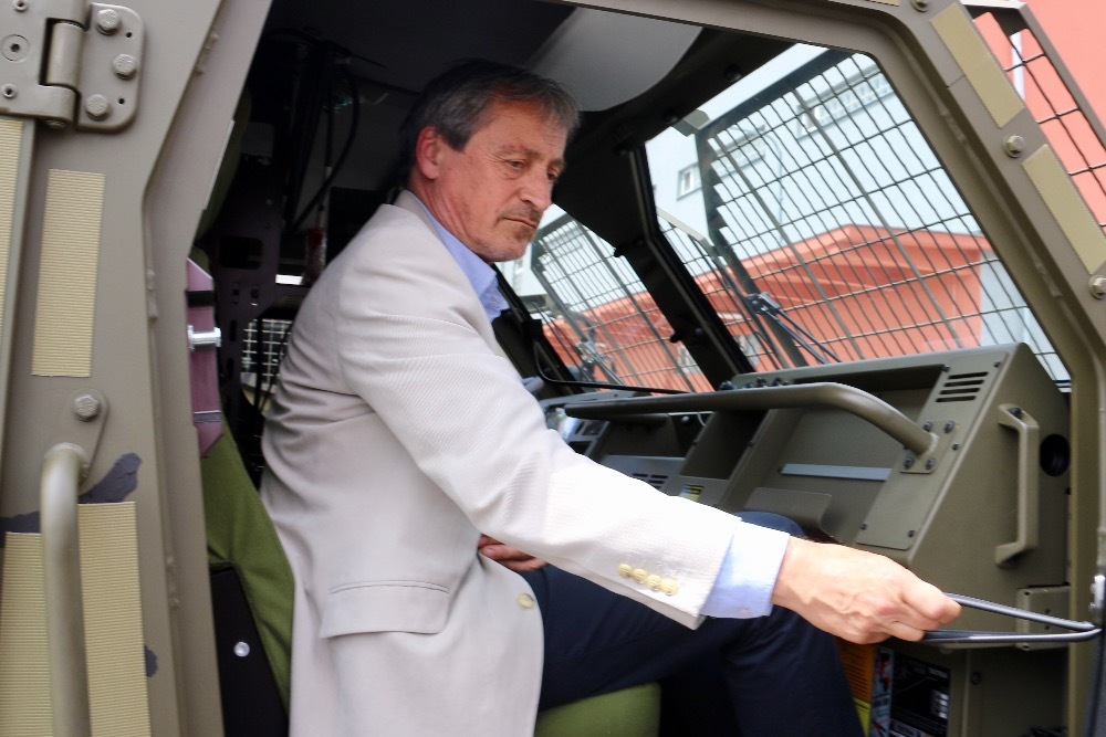 Ministr obrany Martin Stropnický převzal 41 nových vozů Tatra-815 8x8 kompletu PRAM
