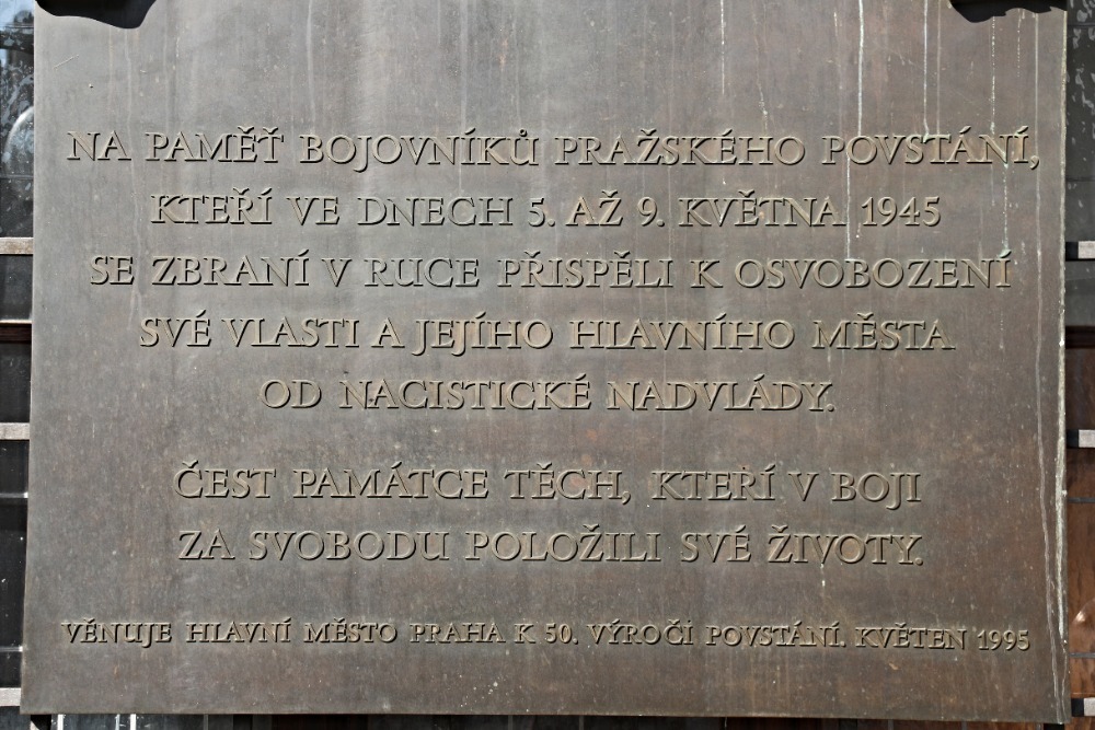 Pamětní deska na boku Staroměstské radnice, kterou věnovalo Hlavní město Praha při 50. výročí, tedy před 25 lety. 
