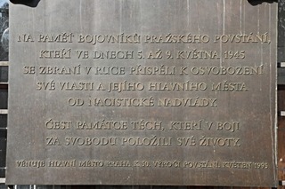Pamětní deska na boku Staroměstské radnice, kterou věnovalo Hlavní město Praha při 50. výročí, tedy před 25 lety. 