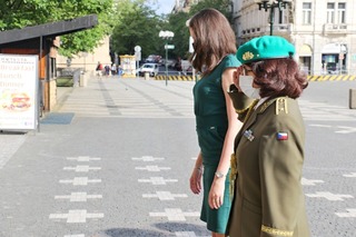 Brigádní generálka Lenka Šmerdová a náměstkyně Kateřina Blažková u Staroměstské radnice.