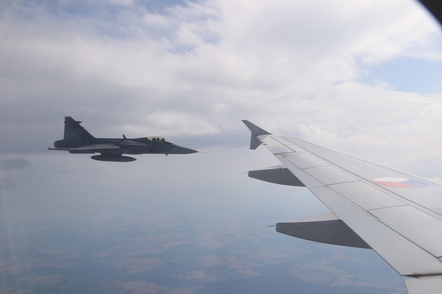 Vojenský speciál nad Českou republikou doprovodily stíhačky Gripen