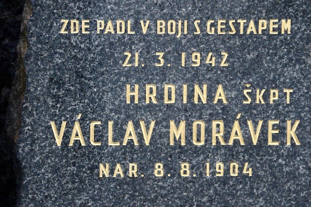 Pomník štábního kapitána Václava Morávka na Prašném mostě