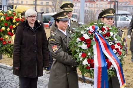 Ministryně obrany Karla Šlechtová u pomníku štábního kapitána Václava Morávka na Prašném mostě
