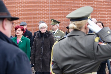 Ministryně obrany Karla Šlechtová se zdravila s válečnými veterány