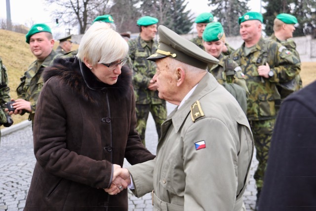 Ministryně obrany Karla Šlechtová se zdravila s válečnými veterány
