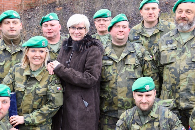 Ministryně obrany Karla Šlechtová mezi třicítkou vyznamenaných vojáků aktivní zálohy