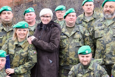 Ministryně obrany Karla Šlechtová mezi třicítkou vyznamenaných vojáků aktivní zálohy