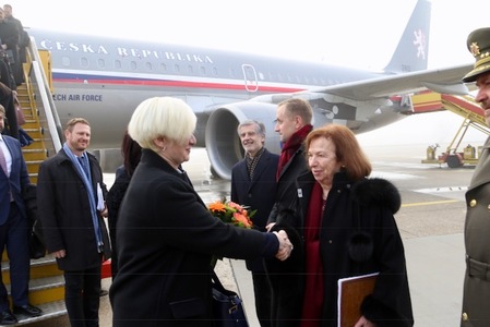 Karla Šlechtová se vítá s velvyslankyní České republiky na Slovensku Livií Klausovou
