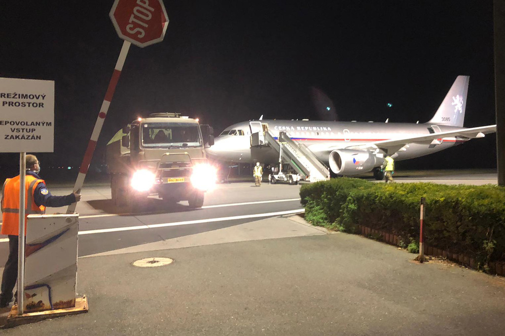 Naložená armádní tatrovka ihned odváží materiál. 