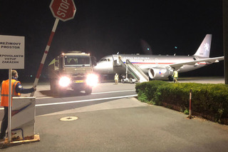 Naložená armádní tatrovka ihned odváží materiál. 