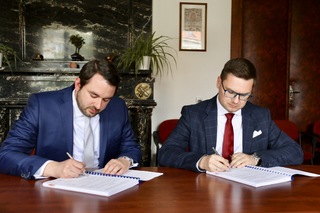 Smlouvu podepsali náměstek pro řízení sekce vyzbrojování a akvizic Filip Říha a ředitel VTÚ Jiří Protiva