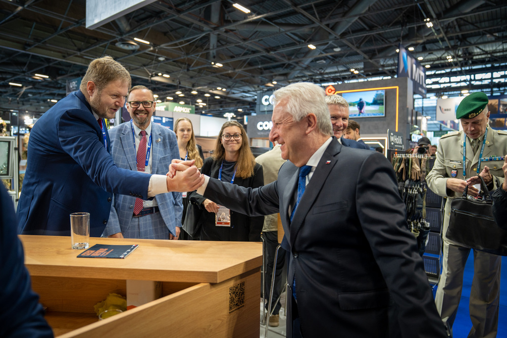 Ministr obrany na veletrhu Eurosatory: otevření českého stánku, návštěvy firem, jednání o protivzdušné obraně