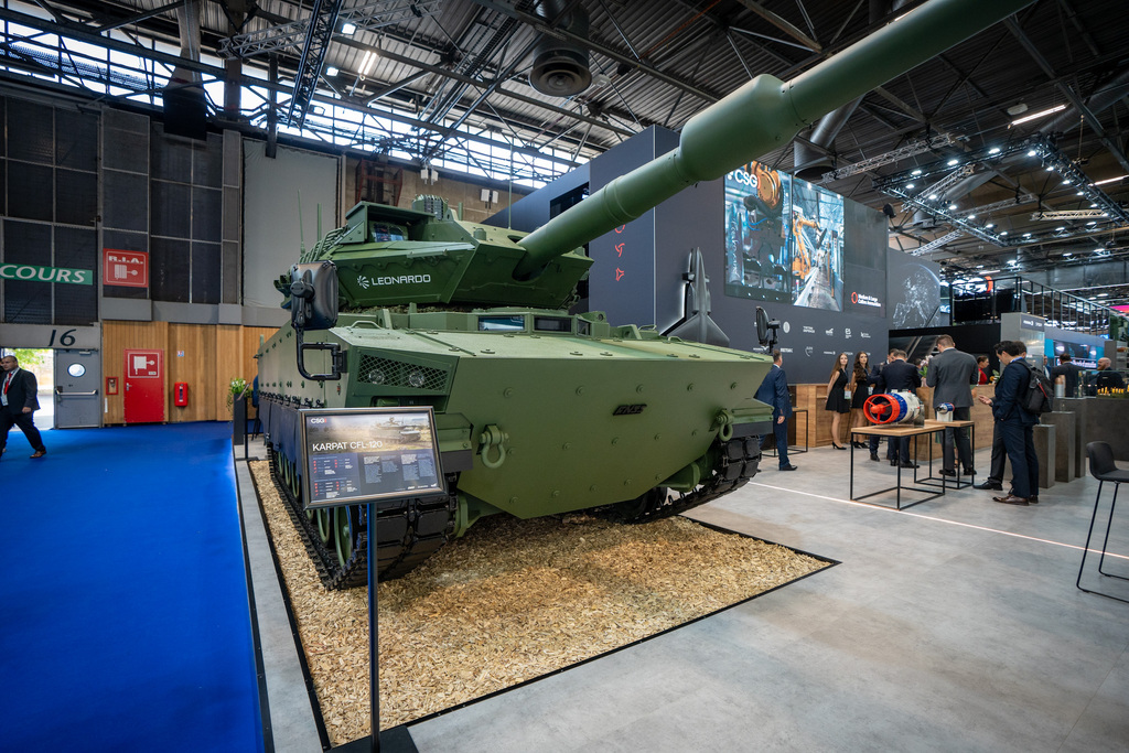 Ministr obrany na veletrhu Eurosatory: otevření českého stánku, návštěvy firem, jednání o protivzdušné obraně