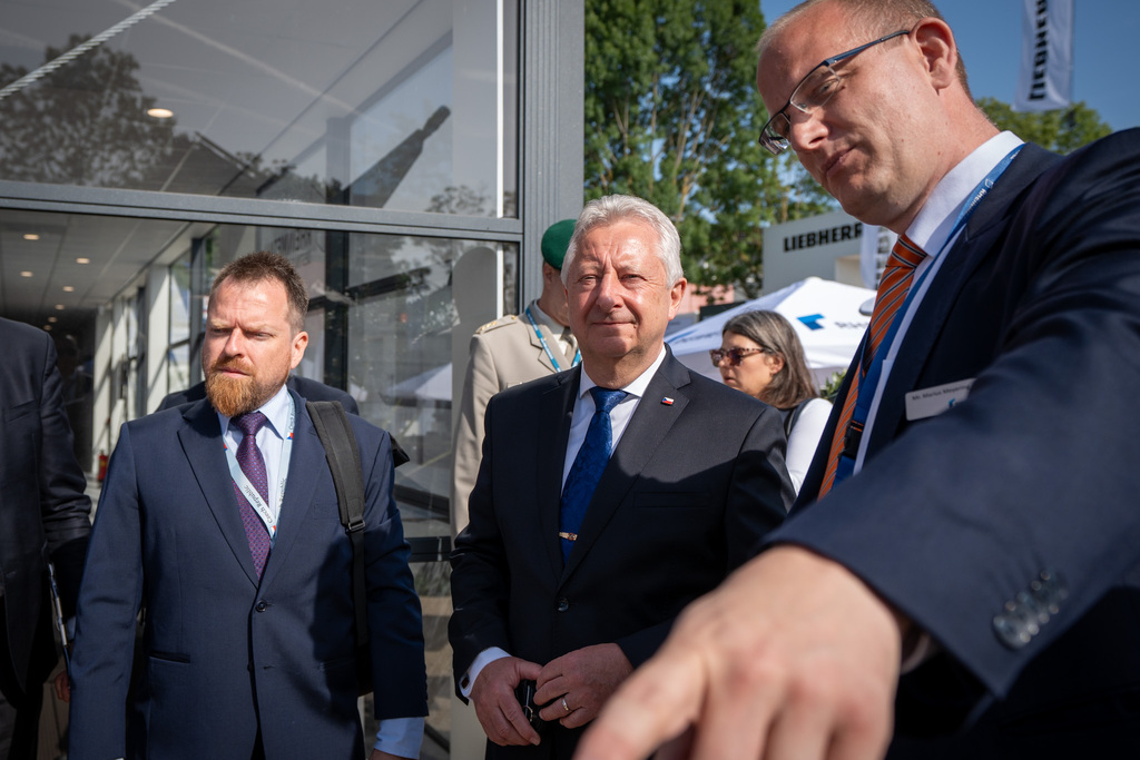 Ministr obrany na veletrhu Eurosatory: otevření českého stánku, návštěvy firem, jednání o protivzdušné obraně