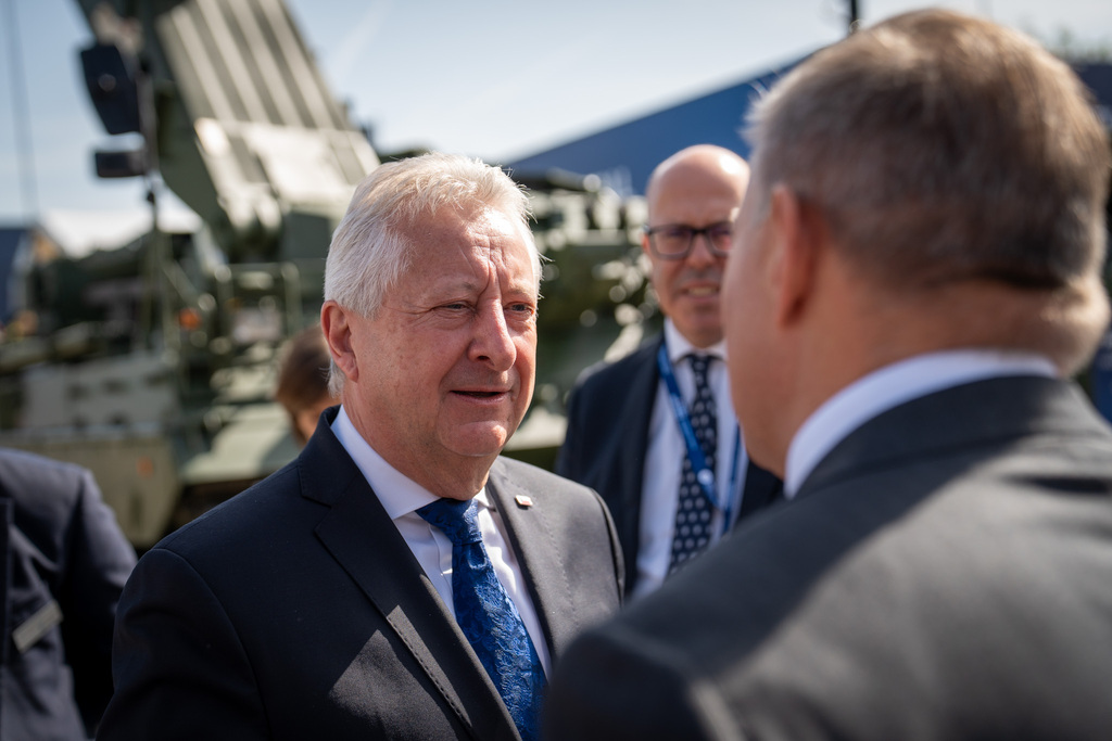Ministr obrany na veletrhu Eurosatory: otevření českého stánku, návštěvy firem, jednání o protivzdušné obraně