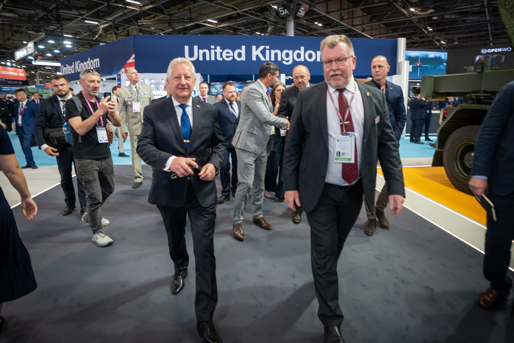 Ministr obrany na veletrhu Eurosatory: otevření českého stánku, návštěvy firem, jednání o protivzdušné obraně