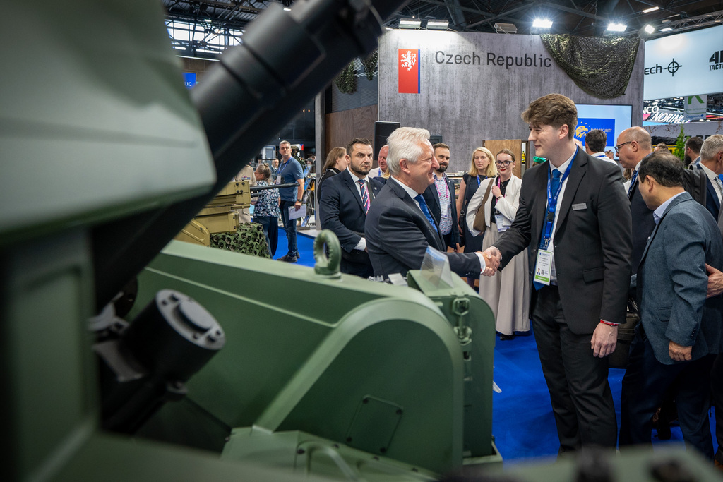 Ministr obrany na veletrhu Eurosatory: otevření českého stánku, návštěvy firem, jednání o protivzdušné obraně