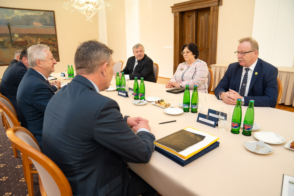 Ministr obrany jednal se zástupci odborů v resortu obrany