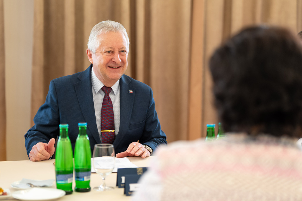 Ministr obrany jednal se zástupci odborů v resortu obrany