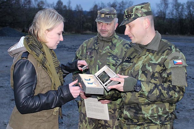 Poslankyně Jana Černochová přebírá dar od velitele roty podplukovník Roberta Speychala