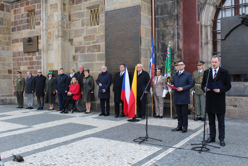 Pietní akt před budovou Staroměstské radnice