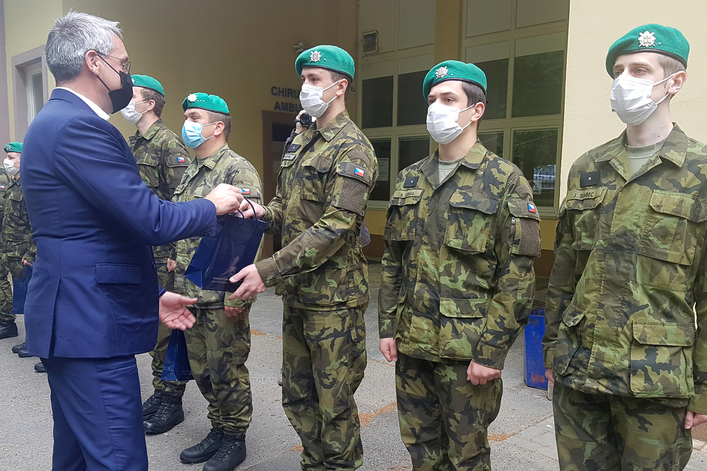Ministr obrany vojákům poděkoval a předal balíček s vitamíny.
