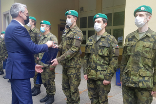 Ministr obrany vojákům poděkoval a předal balíček s vitamíny.