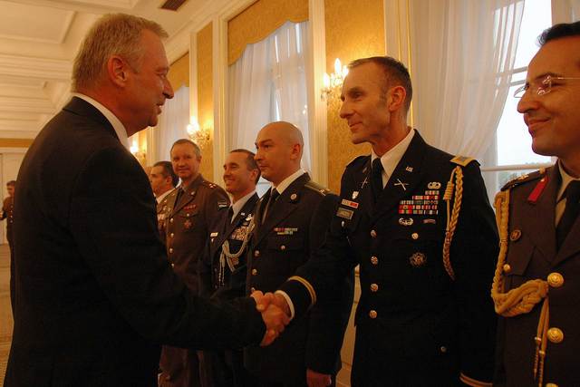 Ministr obrany a plukovník Phillip Janzen, vojenský přidělenec USA