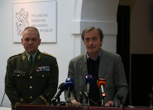 Z tiskové konference ministra obrany a 1. ZNGŠ AČR v Poslanecké sněmovně v pátek 6. listopadu.