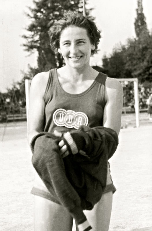 Dana Zátopková v letech 1953  závodila za ÚDA Praha 