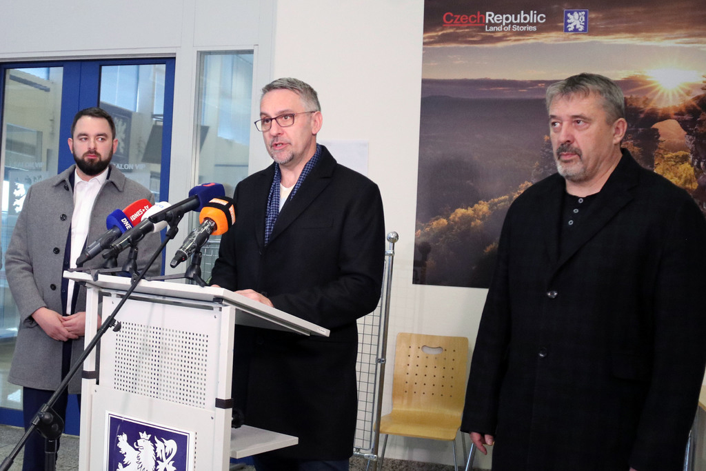 Zleva: náměstek pro řízení sekce vyzbrojování a akvizic MO Filip Říha, ministr obrany Lubomír Metnar a náčelník Generálního štábu Armády ČR Aleš Opata na tiskové konferenci v Praze - Kbelích.