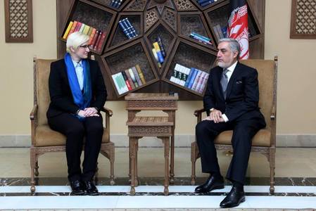 Ministryně obrany Karla Šlechtová s nejvyšším představitelem vlády Afghánistánu Abdullahem Abdullahem