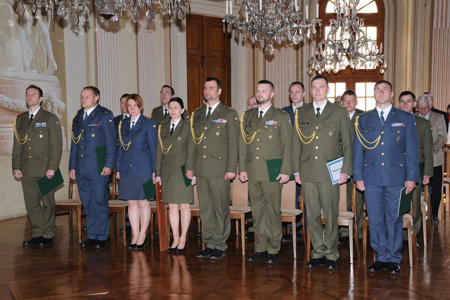 Absolventi důstojnického kurzu po převzetí absolventských dekretů