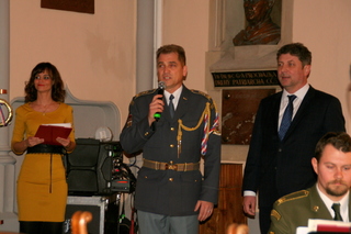 Adventní koncert BrassBandu zahájili velitel posádky Praha plukovník Milan Virt a Jan Lacina, místostarosta Praha 6