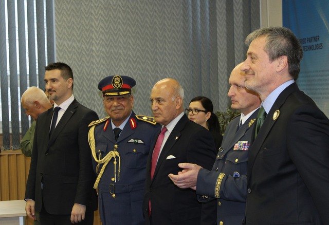 Ministr obrany s velitelem vzdušných sil AČR, iráckým velvyslancem a zástupcem velitele iráckých vzdušných sil během slavnostního ceremoniálu
