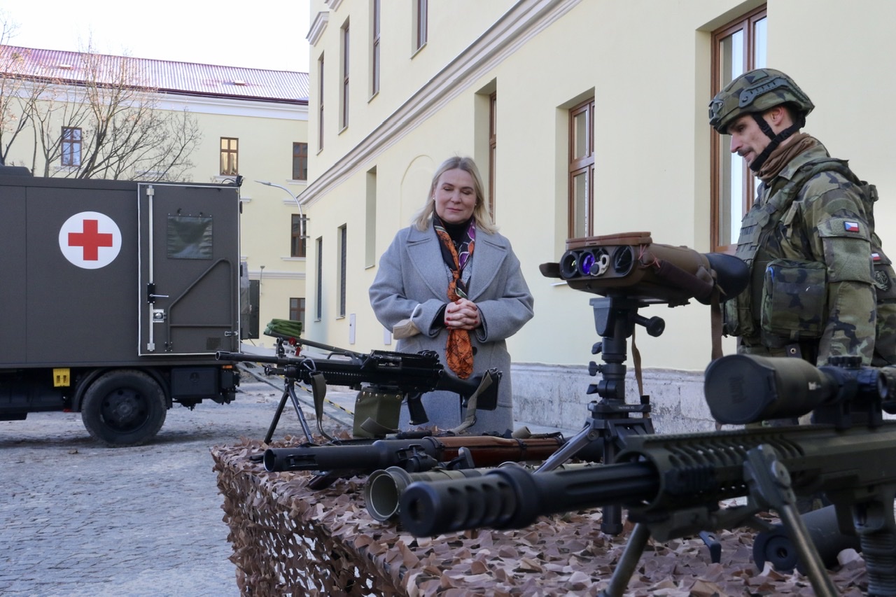 Ministryně obrany při prohlídce výzbroje vojáků 7. mechanizované brigády