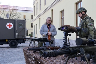 Ministryně obrany při prohlídce výzbroje vojáků 7. mechanizované brigády