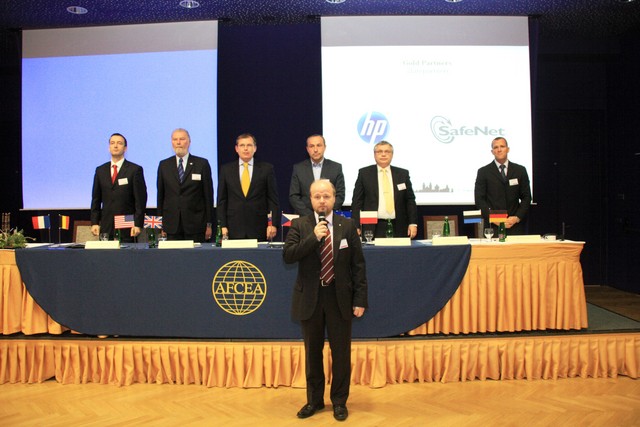 Zahájení konference. Za předsednickým stolem jsou zleva Miroslav Brvišťan, zástupce ředitele Národního bezpečnostního úřadu Slovenska, Georges D´hollander, generální ředitel Agentury C3 NATO, Jiří Šedivý, první náměstek ministra obrany ČR, Jan Pokorný z českého rozhlasu, který celou konferenci moderoval, Josef Strelec, prezident české pobočky AFCEA, Phil Saunders, viceprezident společnosti SafeNet a vpředu Petr Jirásek, správní ředitel AFCEA International. 