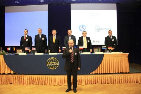 Zahájení konference. Za předsednickým stolem jsou zleva Miroslav Brvišťan, zástupce ředitele Národního bezpečnostního úřadu Slovenska, Georges D´hollander, generální ředitel Agentury C3 NATO, Jiří Šedivý, první náměstek ministra obrany ČR, Jan Pokorný z českého rozhlasu, který celou konferenci moderoval, Josef Strelec, prezident české pobočky AFCEA, Phil Saunders, viceprezident společnosti SafeNet a vpředu Petr Jirásek, správní ředitel AFCEA International. 