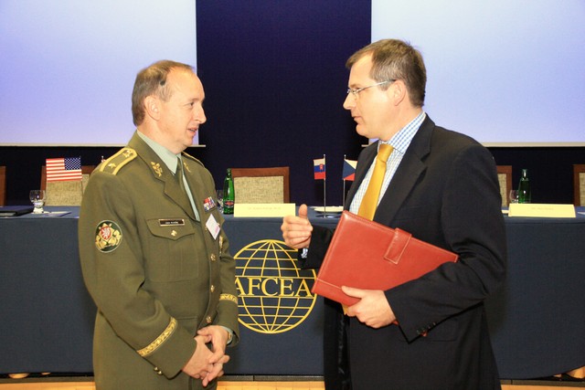 Brigádní generál Jan Kaše, ředitel sekce komunikačních a informačních systémů MO-náčelník spojovacího vojska AČR a Jiří Šedivý, první náměstek ministra obrany