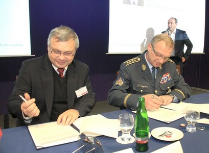 Josef Strelec, prezident české pobočky AFCEA a náčelník Generálního štábu AČR Vlastimil Picek při podpisu Memoranda o spolupráci.