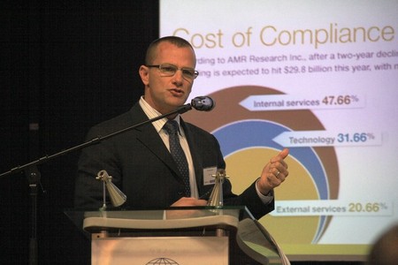 Viceprezident společnosti SafeNet Phil Saunders při prezentaci